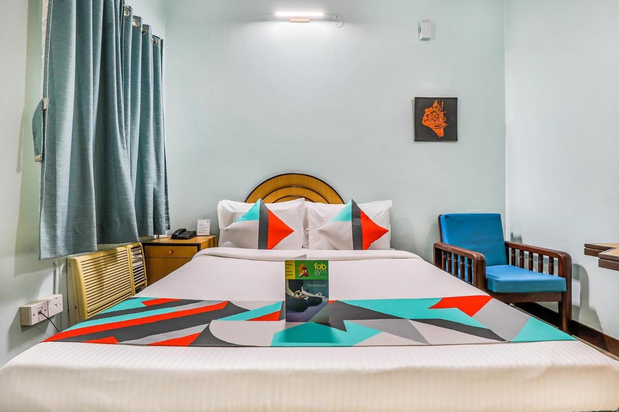 Fabexpress Santhi Inn - 500 Meters From Promenade Beach ポンディシェリ エクステリア 写真
